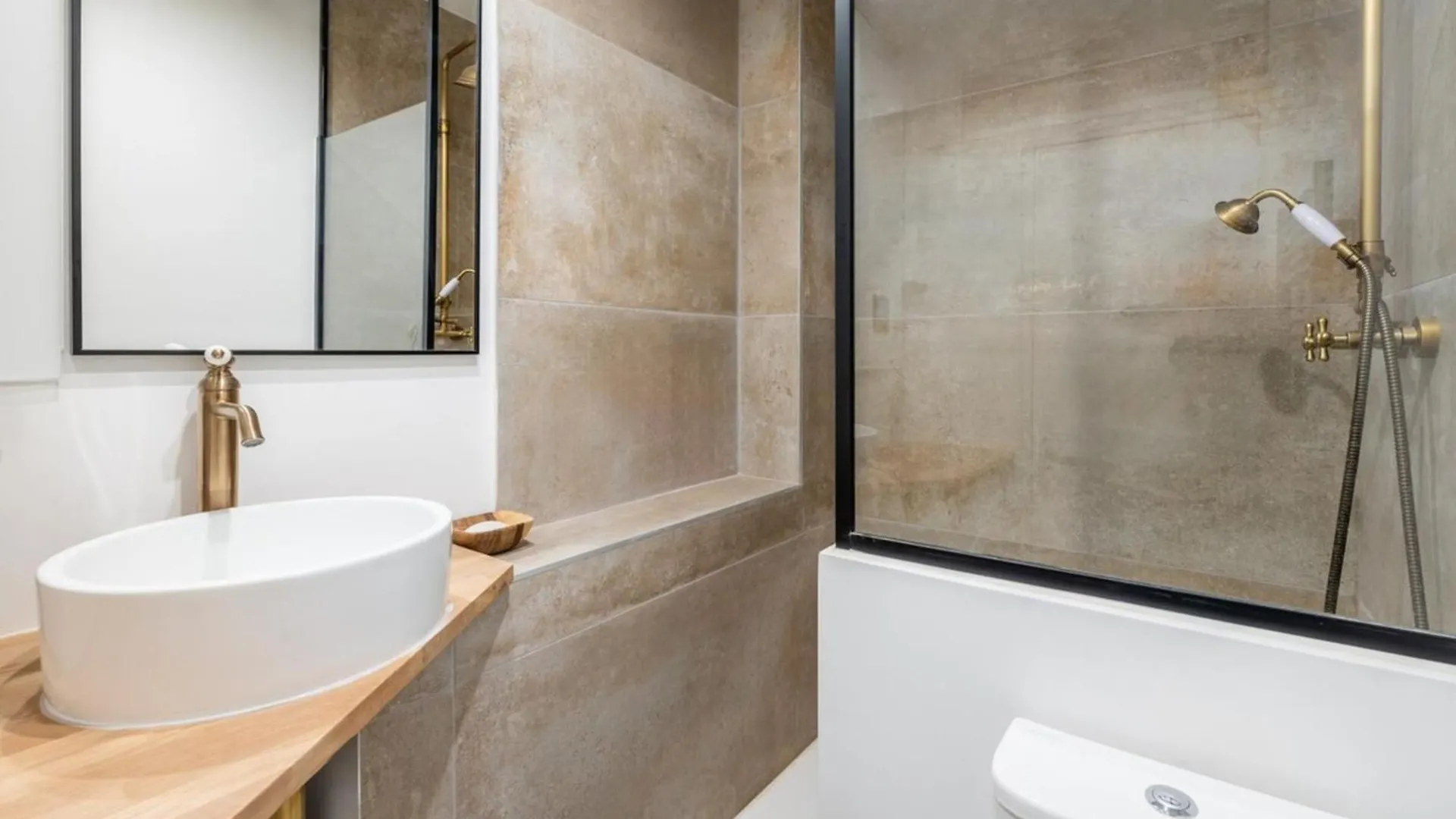 Beautiful Modern Studio Apartment Belleville Paris Fransa
