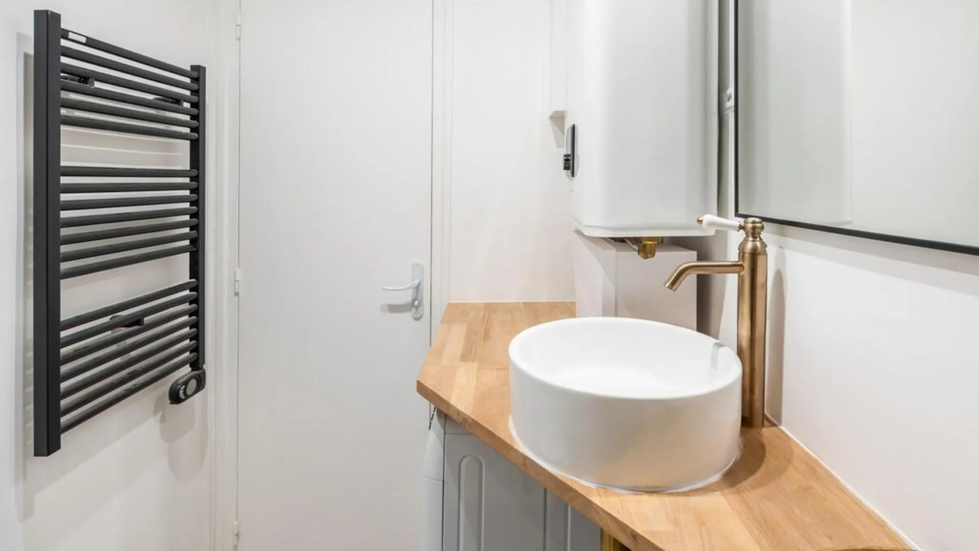 Beautiful Modern Studio Apartment Belleville Paris
