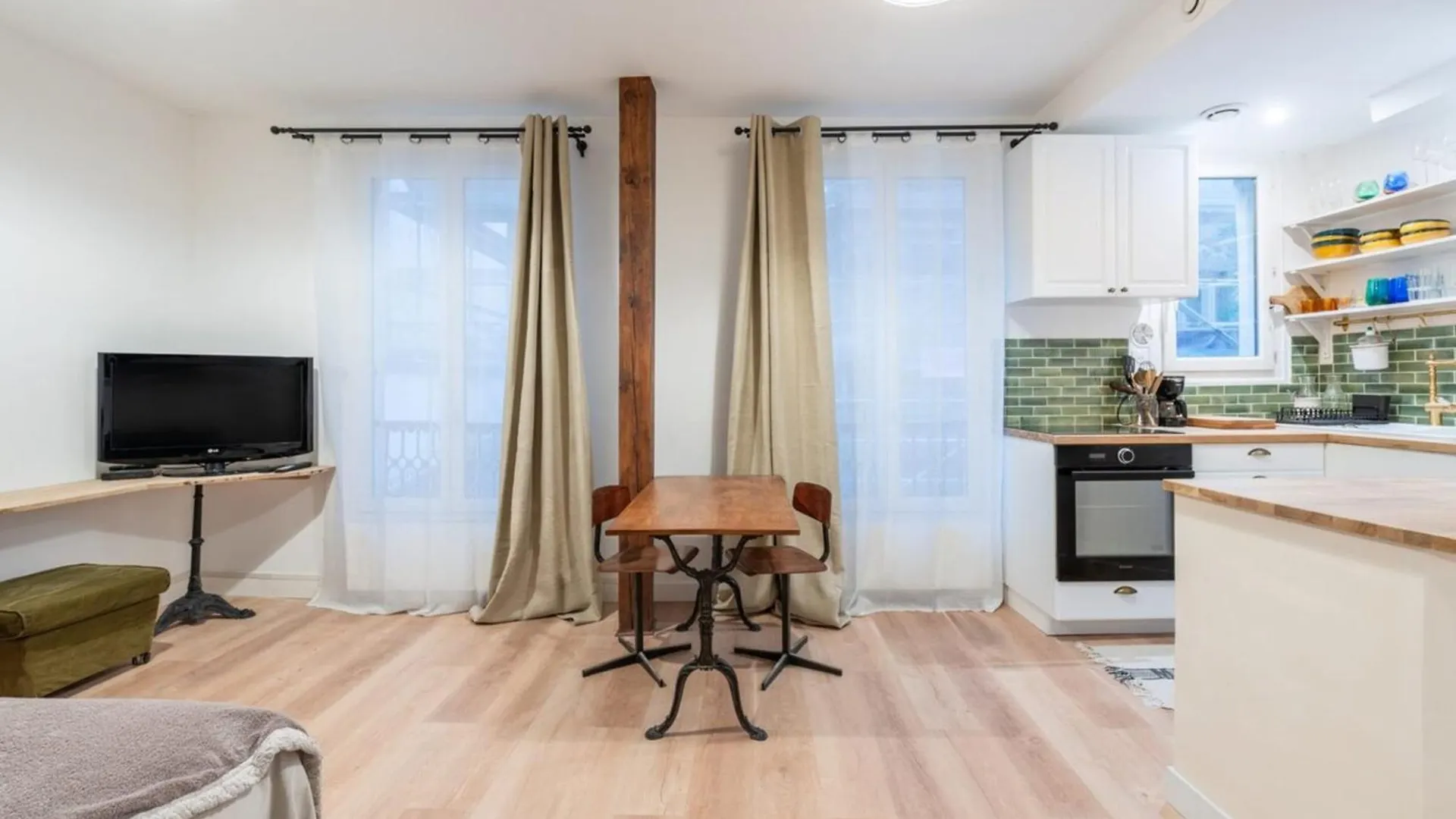 Beautiful Modern Studio Apartment Belleville Paris France