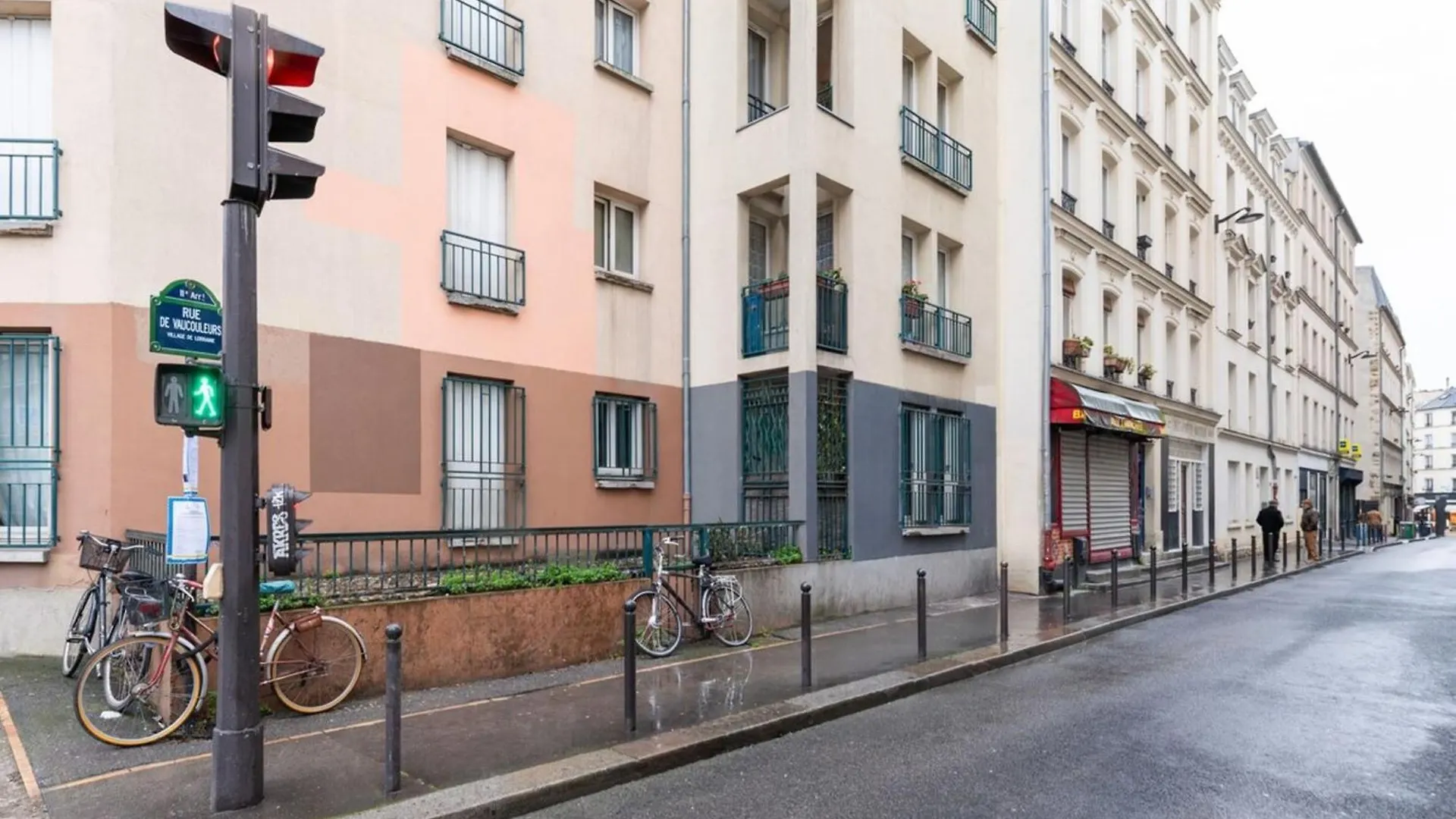 Beautiful Modern Studio Apartment Belleville Paris France